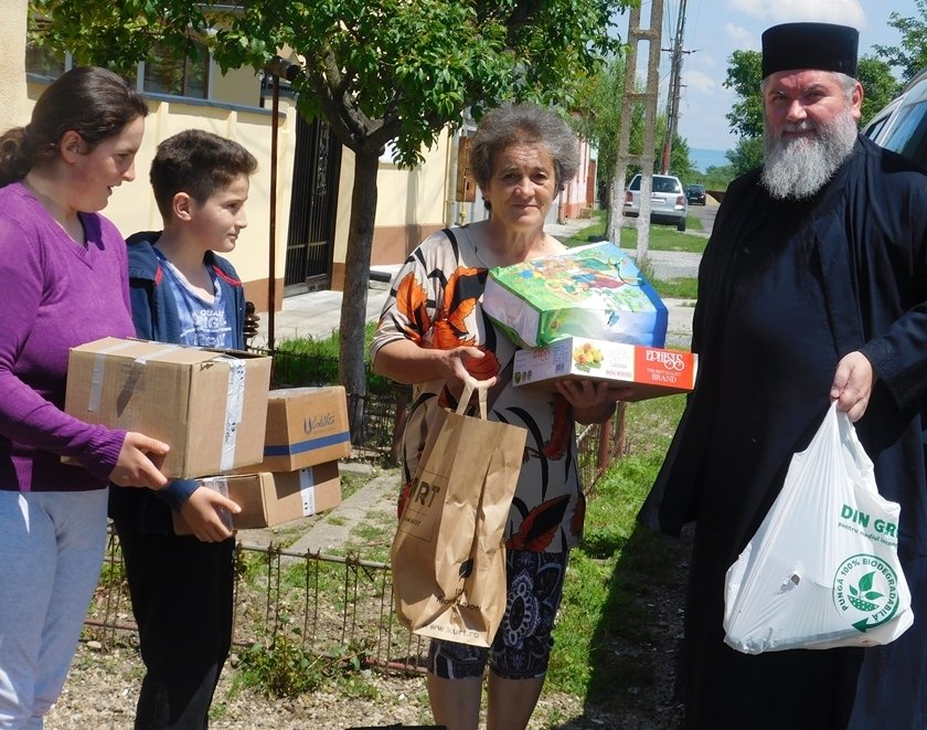 Filantropie și slujire: mai multe familii defavorizate au primit pachete din partea Arhiepiscopiei