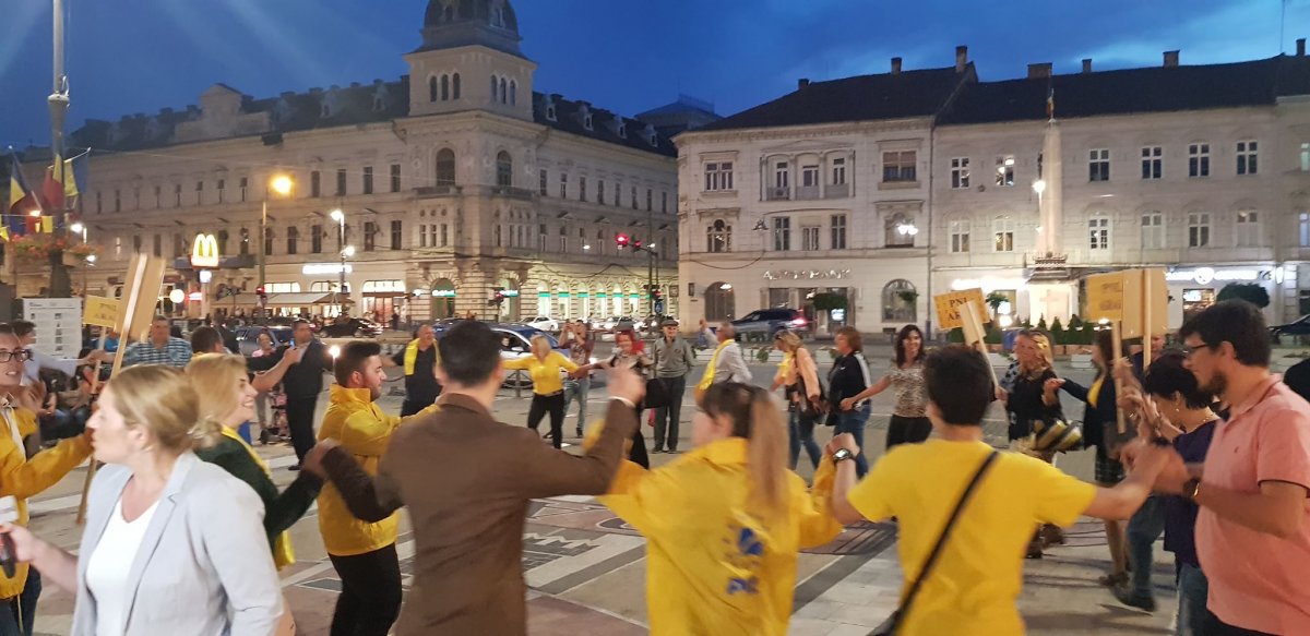 Liberalii arădeni au sărbătorit victoria în fața Primăriei