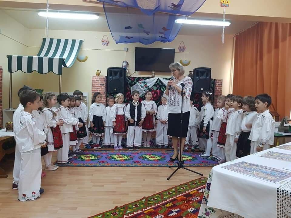 Acţiune de valorificarea folclorului, la Grădiniţa P.P.„Curcubeul Copiilor„ Arad