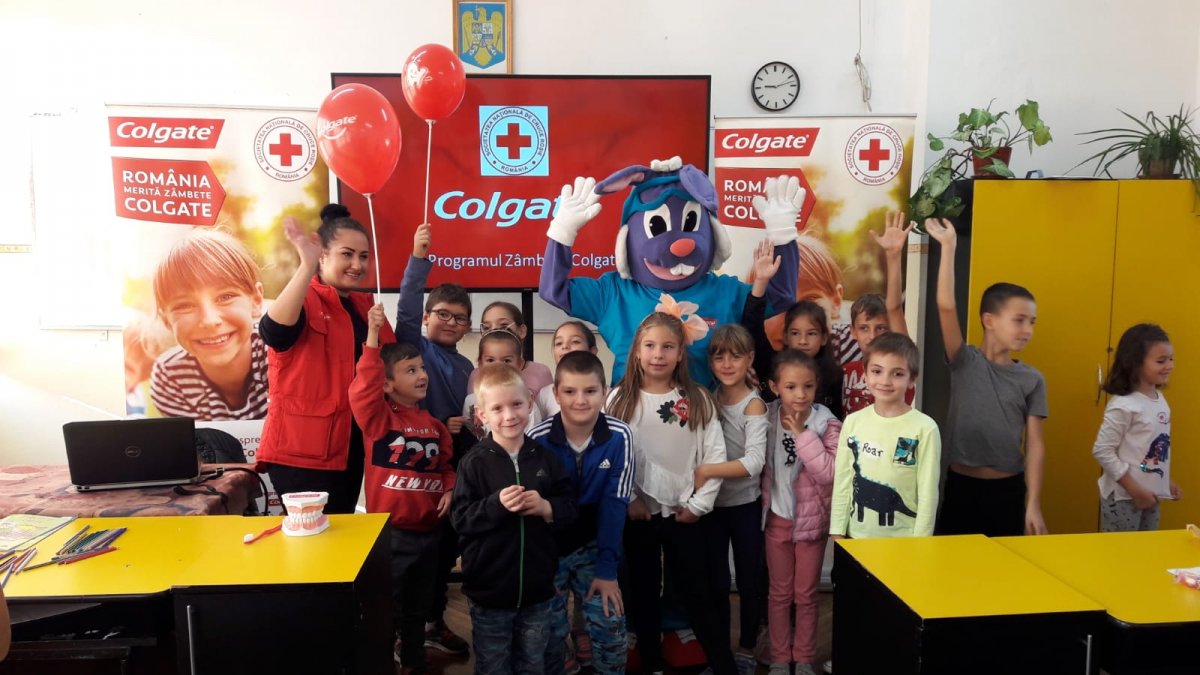 Colgate România și voluntarii Crucii Roșii Române învață 8000 de copii din  județul Arad cum să aibă o igienă orală corectă