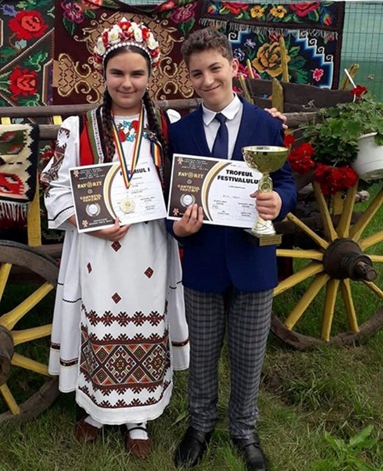 Patricia Petri și Adrian Petcu, doi copii talentați pasionați de folclor, iar folclorul îi răsplătește cu premii și aplauze