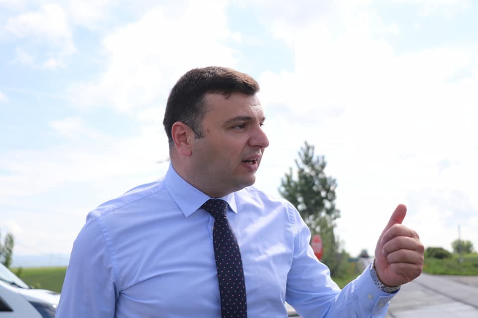 Sergiu Bîlcea promite că drumul Neudorf – limită de judeţ Timiş va fi finalizat în iunie