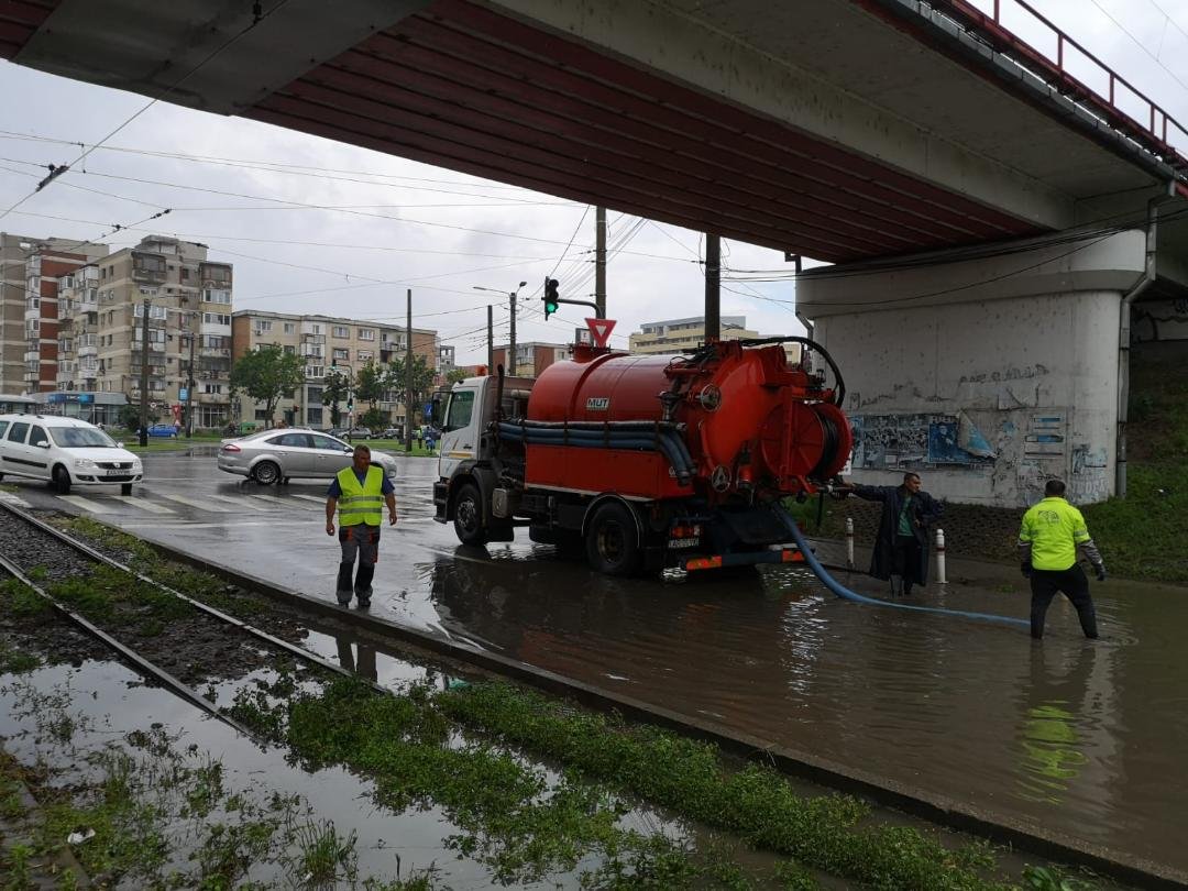  Ploaia a blocat traficul în mai multe zone din municipiu