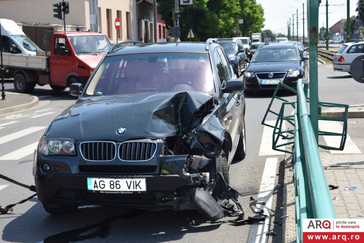 BMW vs. VW sau cine câștigă și cine pierde, atunci când se tamponează două femei ...