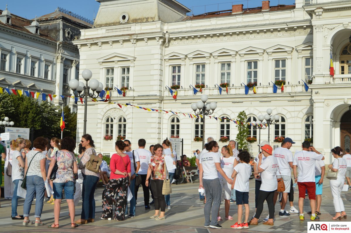 Profesorii au protestat în faţa Primăriei împotriva Ministerului Educaţiei 