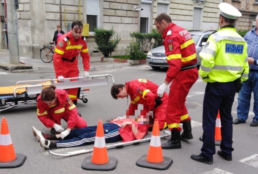 Biciclistă acroşată în trafic