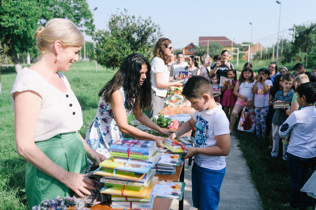 Lectura ne face mai buni - ediţia a II-a: premii în cărţi frumoase pentru toţi copiii din corpul B al Liceului Tehnologic Vinga