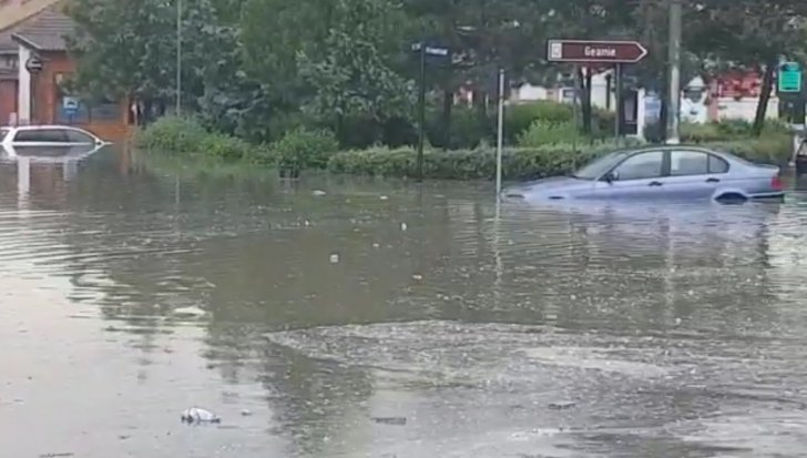 Fenomene extreme, noua normalitate în România. Furtuni violente, orașe sub ape - IMAGINI DRAMATICE