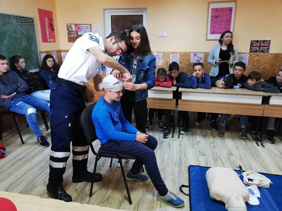 Asociația ASPA One Life, condusă de către faimosul paramedic pe bicicletă, Cristian Mândruțău, în acțiune la Liceul Teoretic Cermei