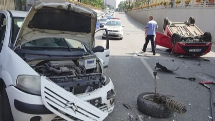 Accident spectaculos, în Timișoara. Mașină răsturnată sub pasaj: o victimă