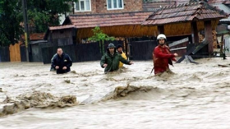 Vremea rea face ravagii: case distruse, curţi inundate, oameni evacuaţi, trafic feroviar afectat. Bilanţ IGSU