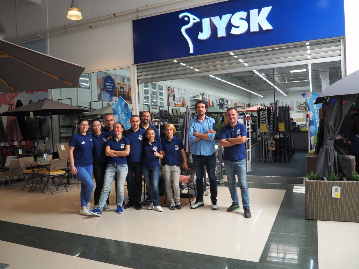 Managementul JYSK Romania preia un magazin, în timp ce echipa primește o zi liberă!