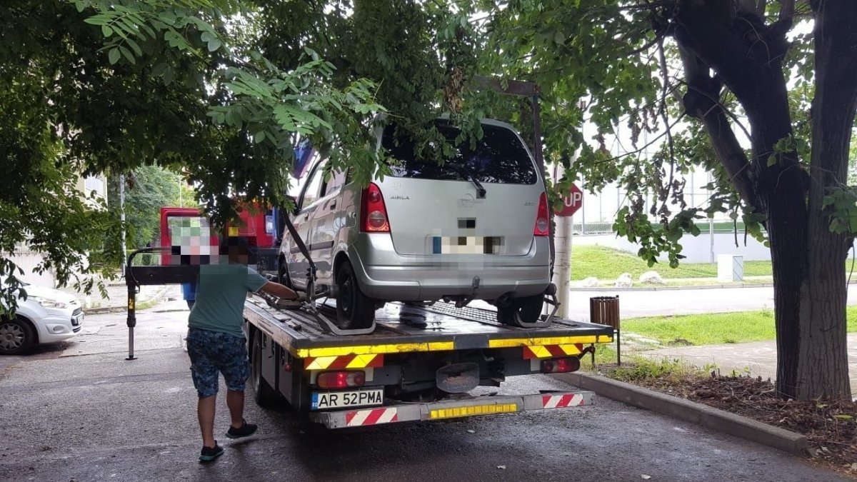 De ce sunt ridicate mașinile parcate pe strada Voluntarilor