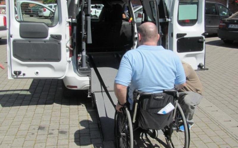 Ridica-te și umblă: taxi gratis pentru persoanele cu dizabilități