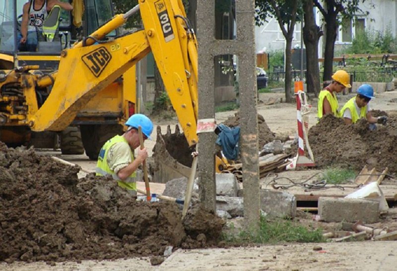 Încep lucrările la canalizare pe un nou front