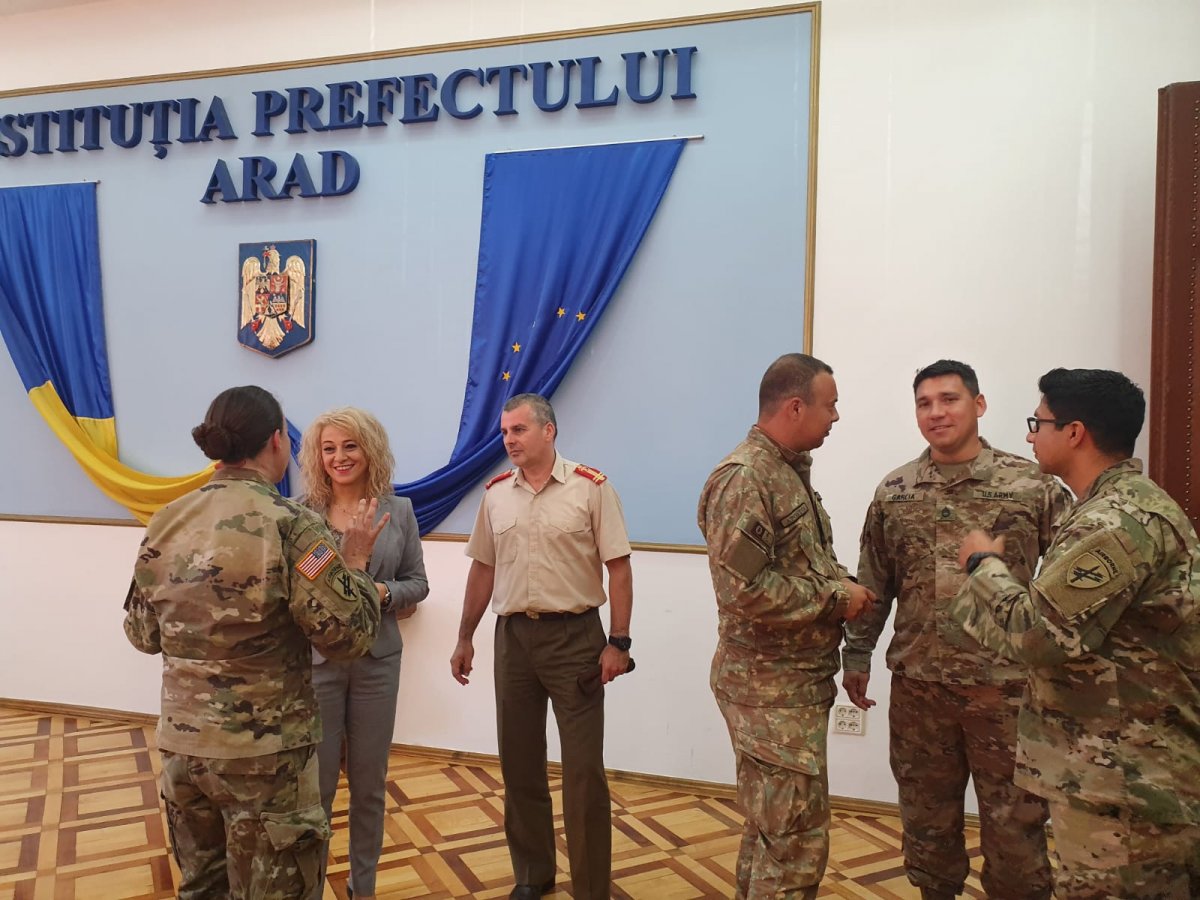 „Desant” la Prefectură: instituția a fost vizitată de o delegație formată din militari români și americani 