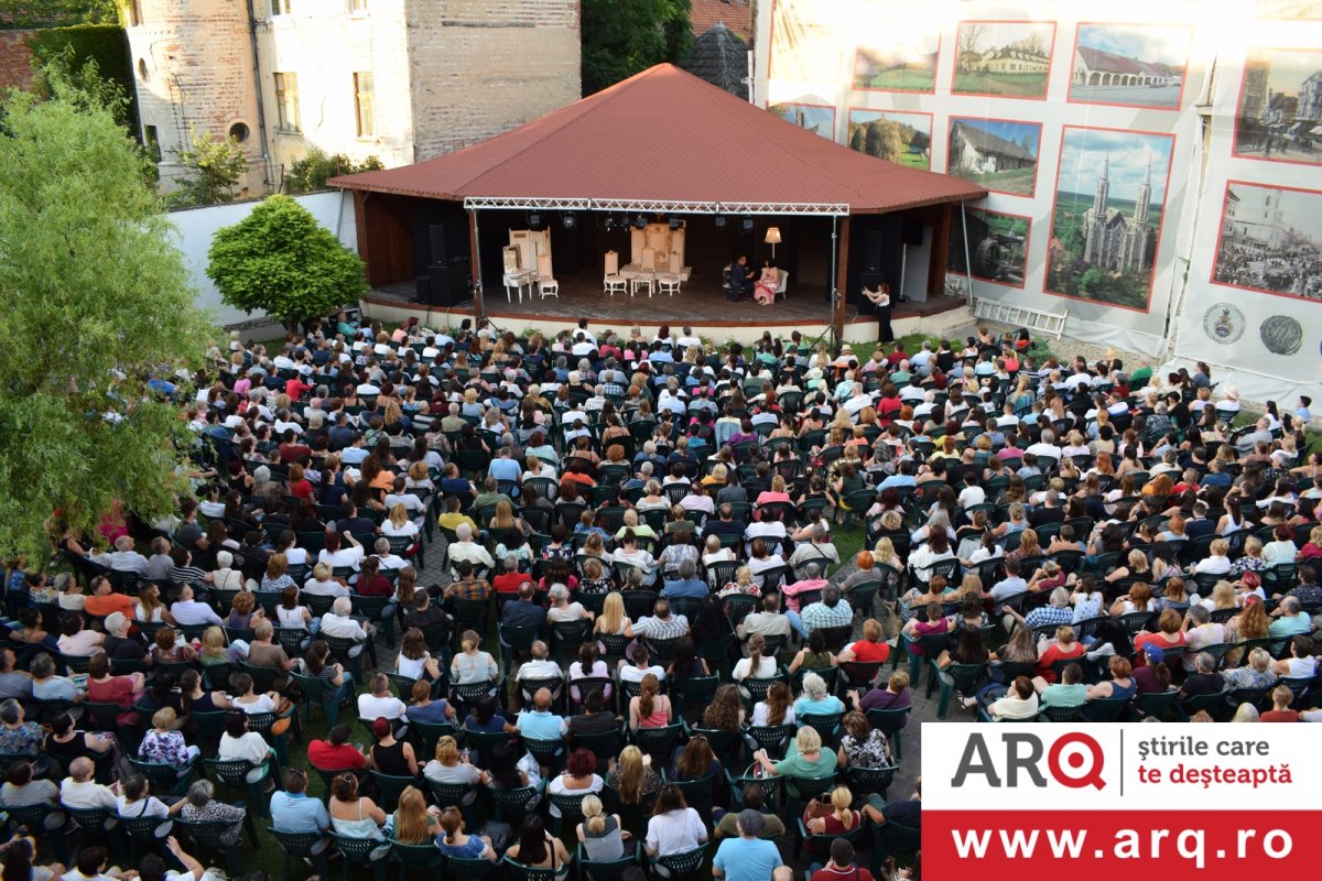 Peste 1000 de oameni au fost prezenţi la Teatrul de Vară