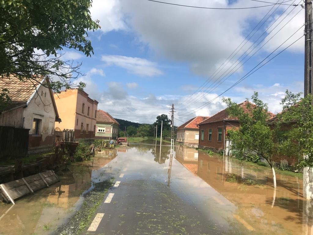 Inundații în satul Lalașinț, comuna Bârzava