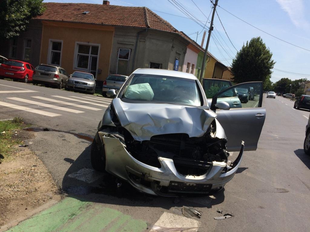 Accident între SEAT și VW cu doi răniți pe strada Oituz