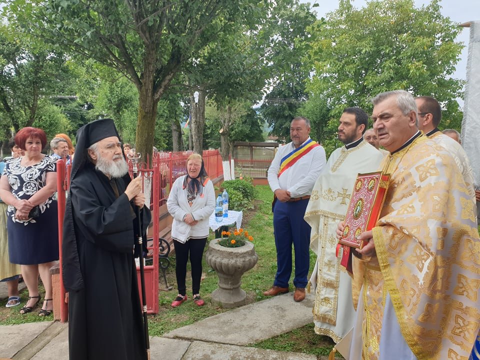 Slujire arhierească și sfințirea casei parohiale din Parohia Revetiș