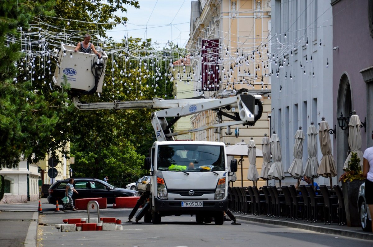 Strada 1 Decembrie va avea o boltă luminoasă, iar accesul mașinilor va fi interzis de vineri seara până duminică seara