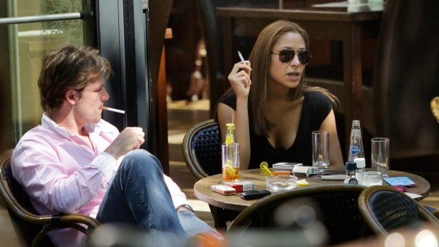 Un oraş vizitat de milioane de turişti vrea să interzică fumatul la terase