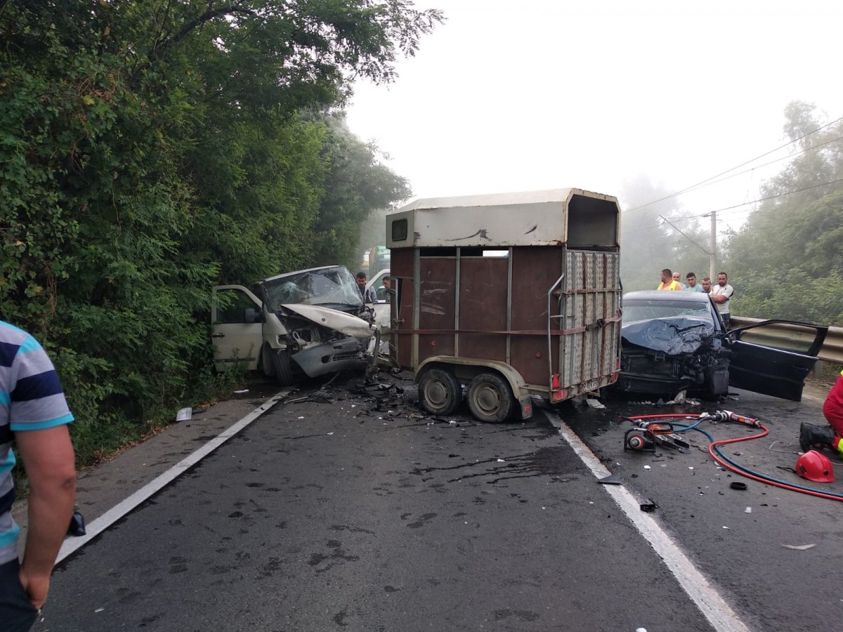 Accident rutier intre un microbuz  si doua autoturisme și un decedat