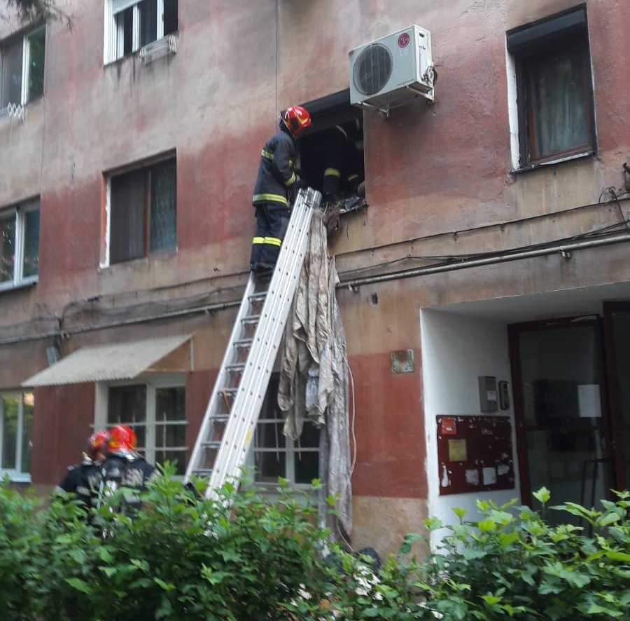 ISU Arad a intervenit pe la un bloc pe Aleea Agnita