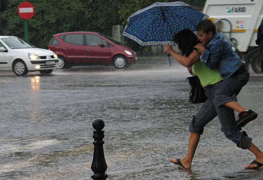 Avertizare meteo COD GALBEN de PLOI ŞI VIJELII pentru mai bine de jumătate de ţară până joi. Este vizat şi județul Arad