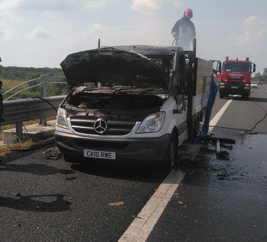 Un Mercedes a luat foc pe Autostrada A1, Arad - Timișoara