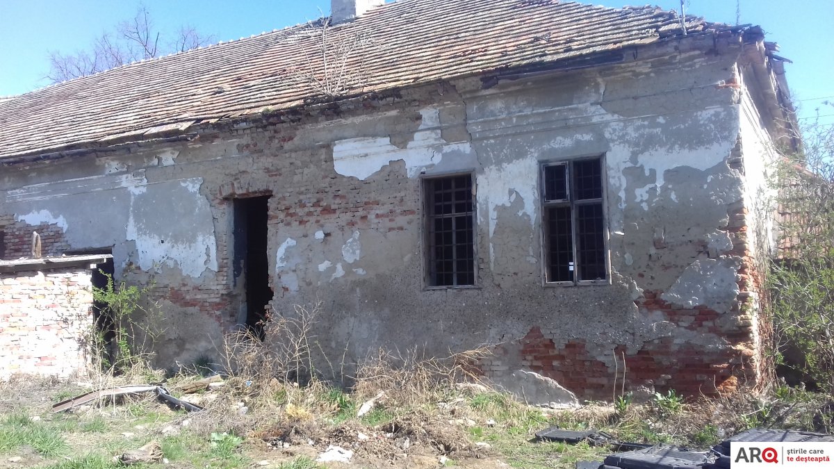 Șefii Poștei se încăpățânează să pună în pericol elevii din Sânmartin, dar Primăria Macea a obținut o primă victorie în instanță