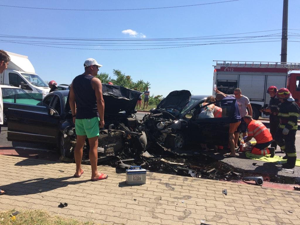 Accident între un autoturism Mazda și Volkswagen lângă urcarea pe podul de la Subcetate