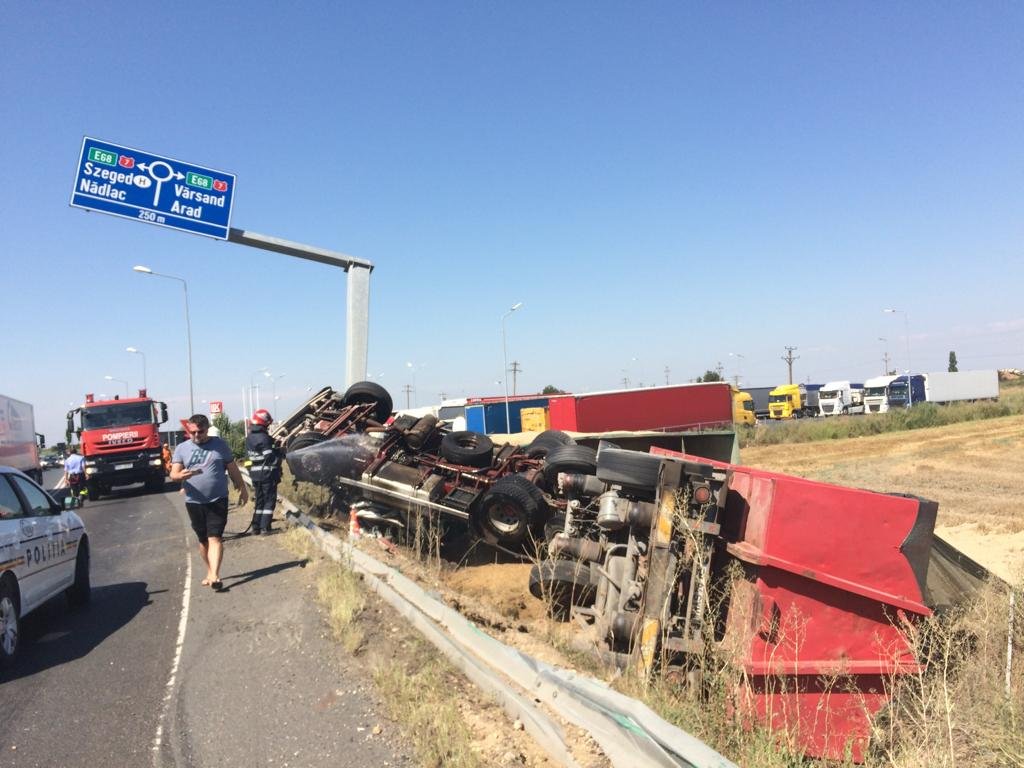 TIR plin cu cereale, răsturnat în Zona Industrială Arad 