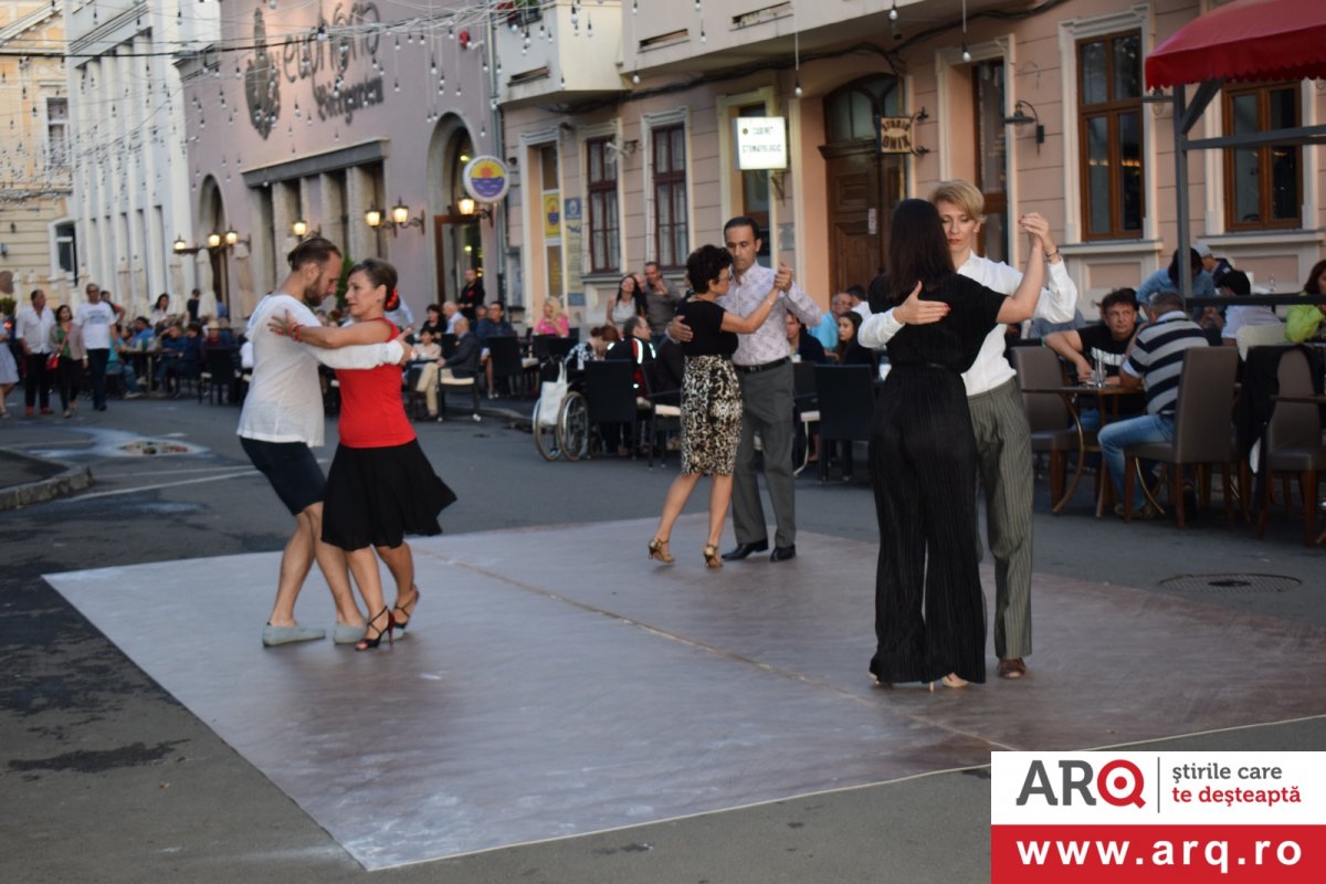 Serată de tango și spectacol de dans în aer liber pe strada pietonală 