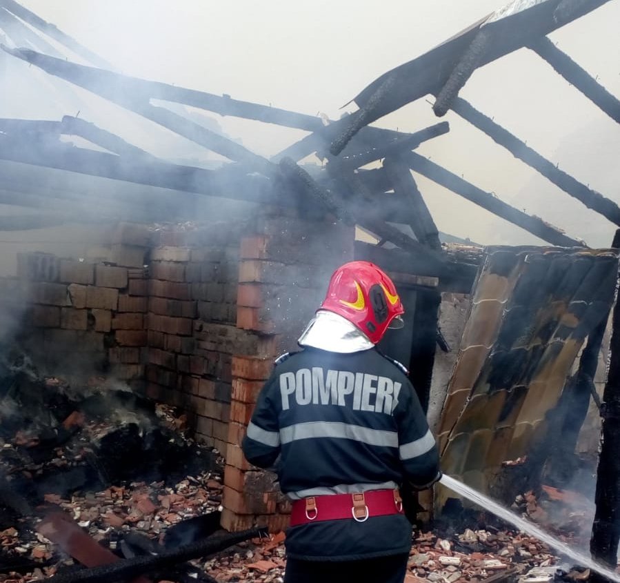 Incendiu în satul Rostoci, comuna Pleșcuta