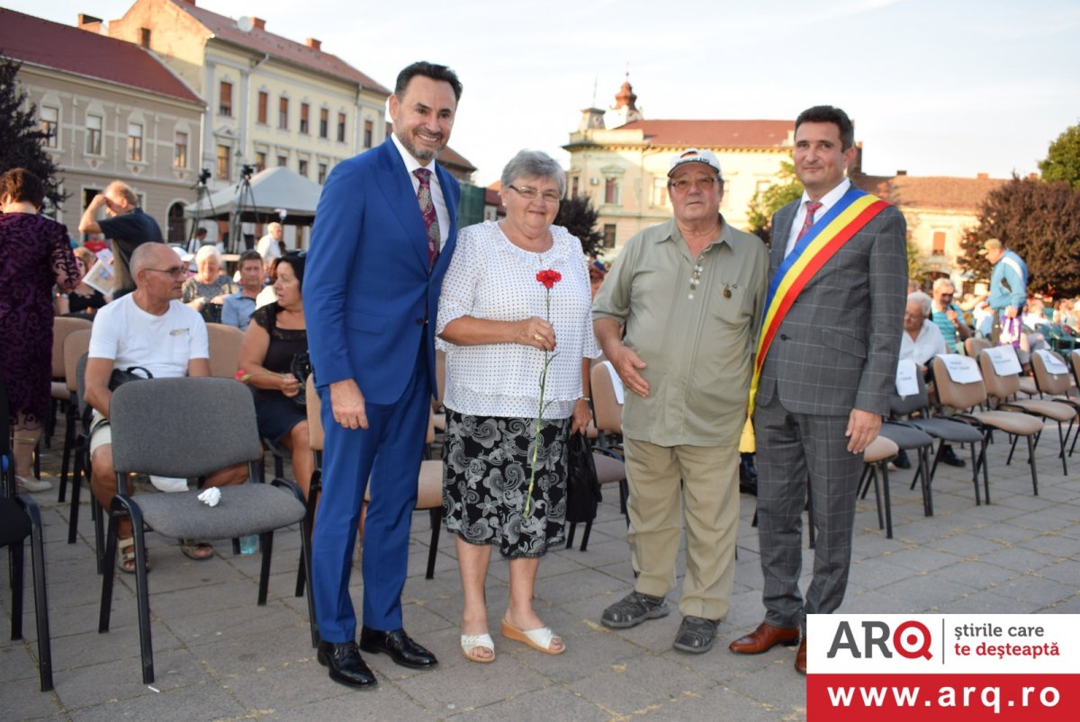 Diplome de aur pentru arădenii care împlinesc 50 de ani de căsătorie și muzică ușoară cu Gabriel Cotabiță, Cătălin Crișan și Carmen Rădulescu