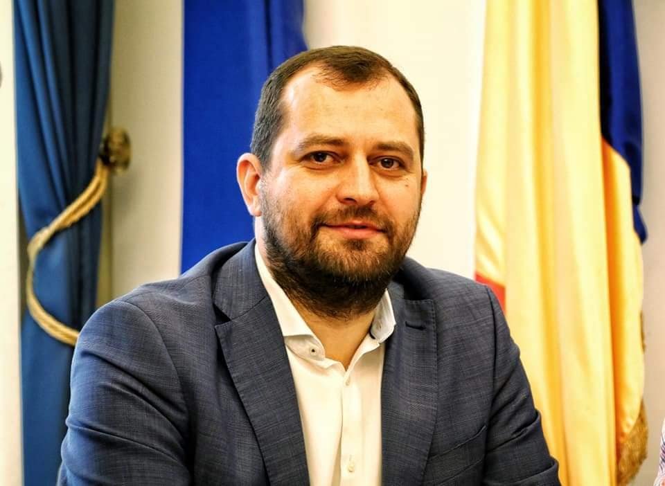 Răzvan Cadar: „PSD blochează cu o mână Aradul şi cu cealaltă le arată arădenilor obrazul”