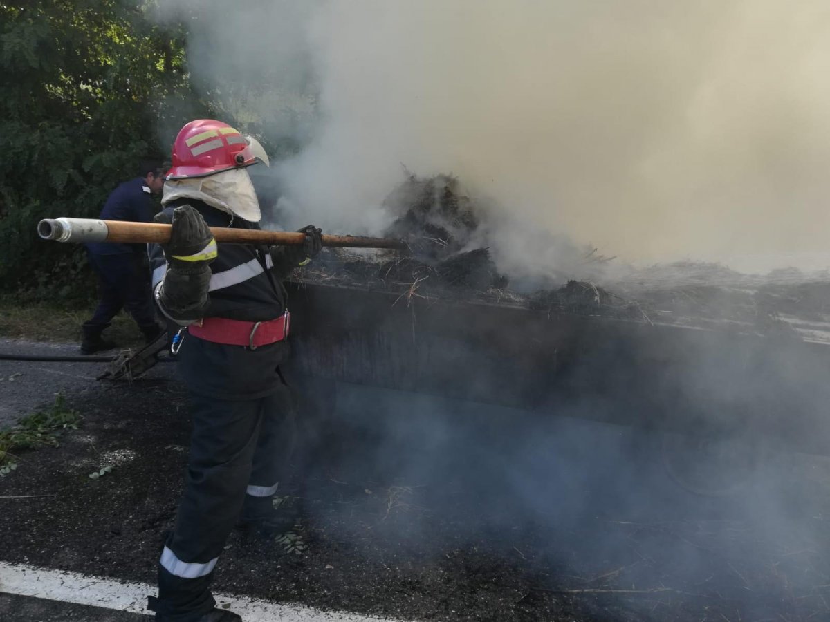  Remorcă cu fân în flăcări în satul Iacobini