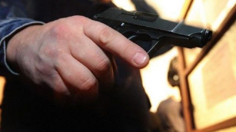 Caz şocant, în centrul Clujului: femeie ameninţată cu un pistol de doi bărbaţi mascaţi