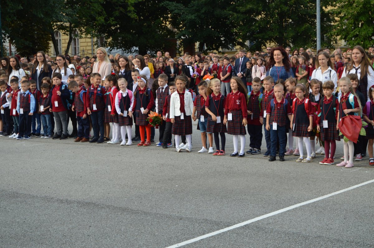 Elevii au început astăzi anul şcolar la Colegiul Naţional „Preparandia – Dimitrie Ţichindeal” (FOTO)