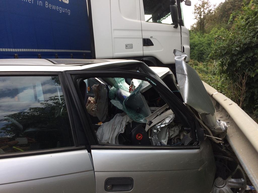 Accident cu TIR contra OPEL și șofer grav rănit la ieșirea din Lipova