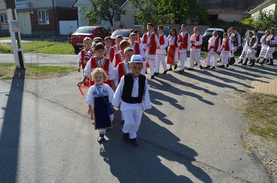 Ruga satului în Chesinţ: localnicii au îmbrăcat straie de sărbătoare