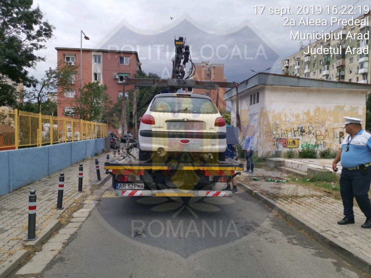 Poliţiştii locali ridică maşinile parcate neregulamentar