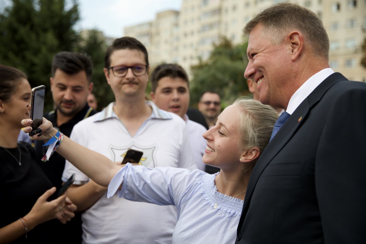 Motivele care îi fac pe români să semneze în număr mare pentru candidatura lui Iohannis