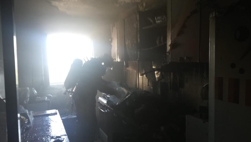 Incendiu pe Poetului; vezi ce s-a întâmplat cu apartamentul cuprins de flăcări (VIDEO)