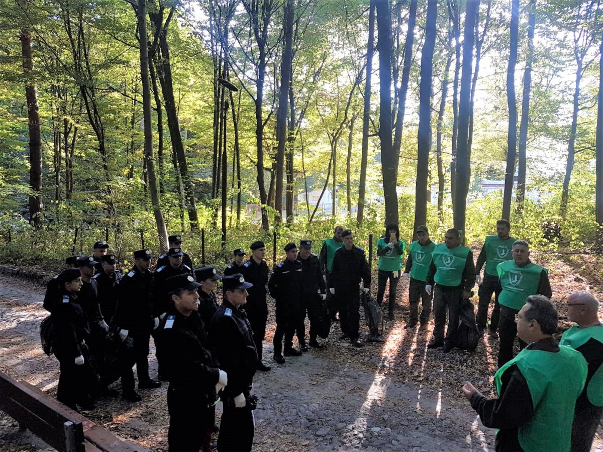 Peste 100.000 de voluntari și 7.000 de silvicultori au participat la cea mai mare acțiune de ecologizare a pădurilor organizată de Regia Națională a Pădurilor – Romsilva în parteneriat cu Asociația Let’s Do It, România!