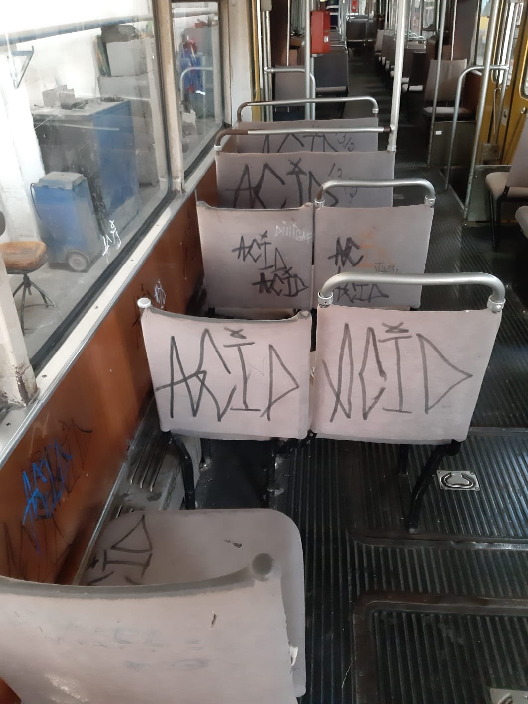 Primăria face un apel către arădeni: „Spuneţi STOP vandalizării mijloacelor de transport în comun!”