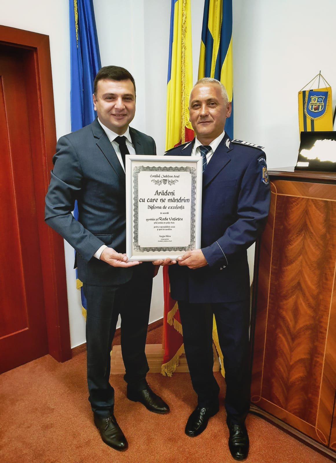 Poliţistul salvator Radu Vasiescu a primit diploma  „Arădeni cu care ne mândrim”