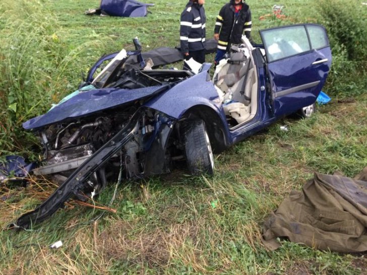 Accident cumplit în Brașov. Un autoturism, spulberat de un autotren: 2 morți, 3 răniți