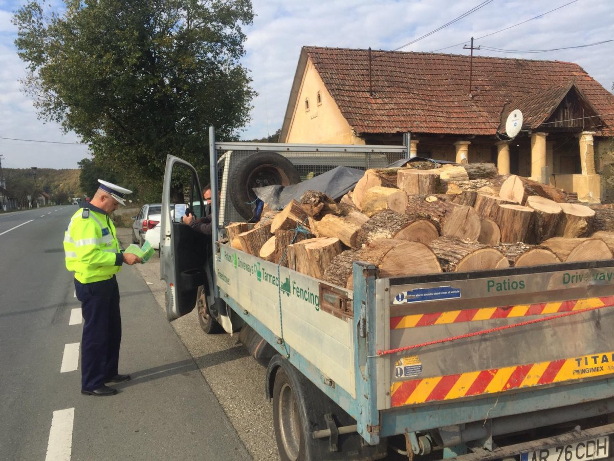 Acțiune a polițiștilor rutieri pe linia transportului de marfă